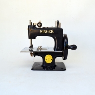 Miniature-Singer-Sewing-Machine, 